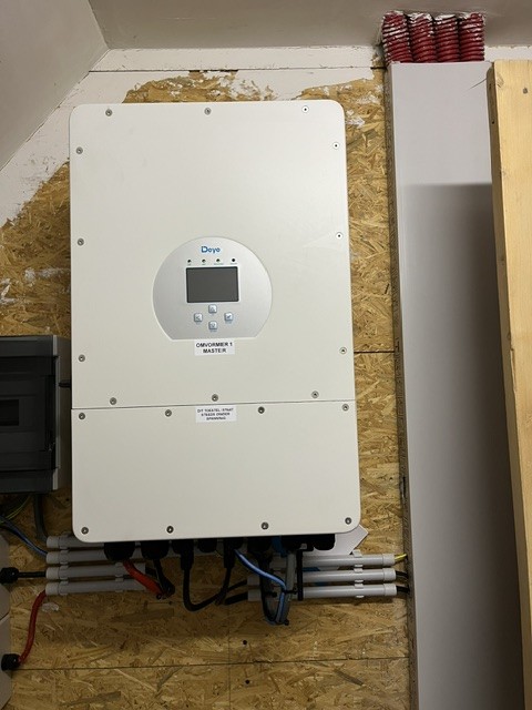 Deye inverter labelled &ldquo;OMVORMER 1 MASTER&rdquo; with neatly routed cabling underneath